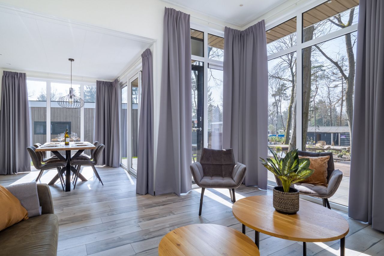 Lichte eetkamer in de vrijstaande woning in Hoenderloo, vakantiehuis op de Veluwe, Gelderland.