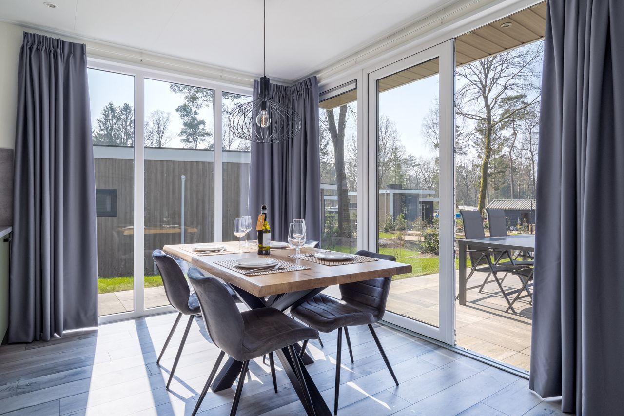 Eetkamer met uitzicht in de vrijstaande woning in Hoenderloo, vakantiehuis op de Veluwe, Gelderland.