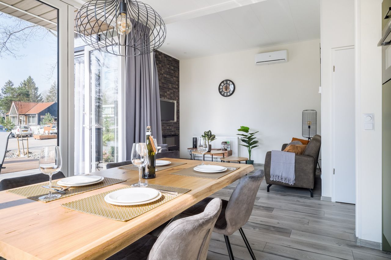 Eettafel in de vrijstaande woning in Hoenderloo, perfect voor gezellige maaltijden, Veluwe, Gelderland.