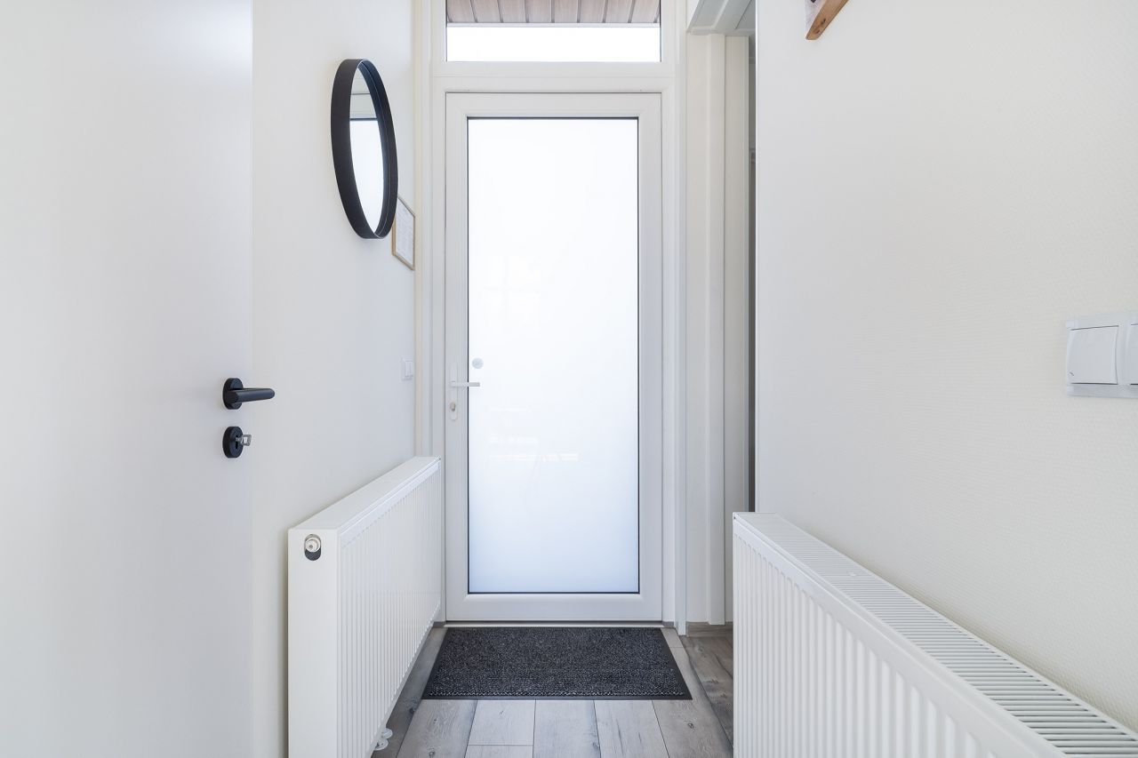 Entree van de vrijstaande woning in Hoenderloo, vakantiehuis met moderne uitstraling, Veluwe, Gelderland.