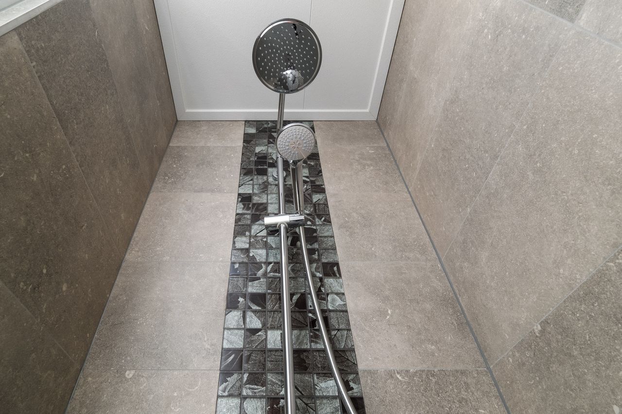 Moderne douche in de vrijstaande woning in Hoenderloo, vakantiehuis op de Veluwe, Gelderland.