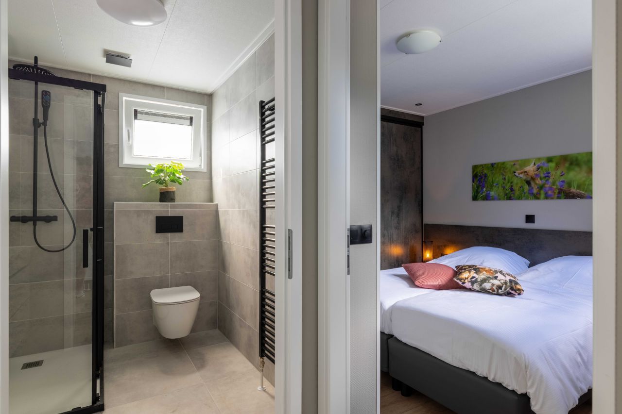 Badezimmer und Schlafzimmer in freistehendem Haus in Hoenderloo, Veluwe, Gelderland. Ferienhaus mit moderner Ausstattung.