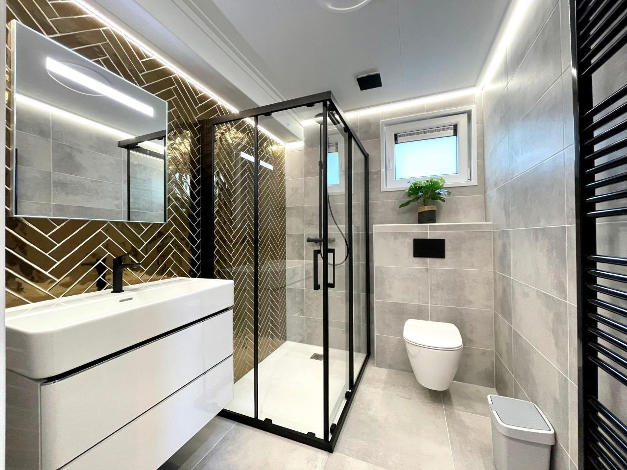 Luxurises Badezimmer in freistehendem Haus in Hoenderloo, Veluwe, Gelderland. Ferienhaus mit stilvollem Badezimmer.