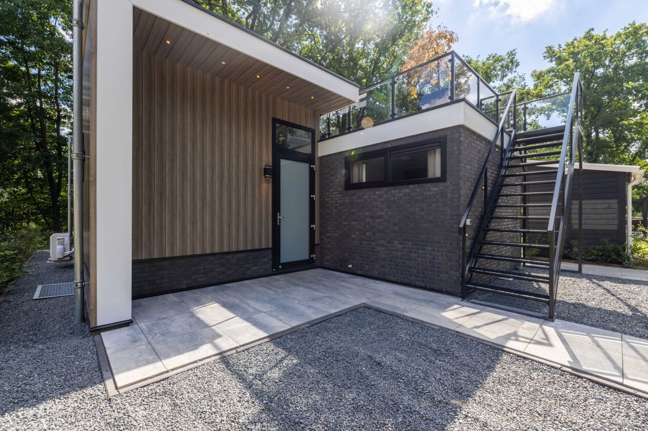 Vorderansicht eines freistehenden Hauses in Hoenderloo, Veluwe, Gelderland. Ferienhaus mit moderner Architektur.