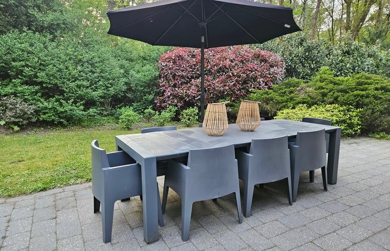 Buiten dineren bij Huisje in Garderen, vakantieverblijf op de Veluwe, Gelderland.