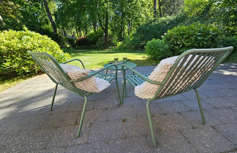 Ontspannen op het terras van Huisje in Garderen, vakantiehuis in Gelderland.