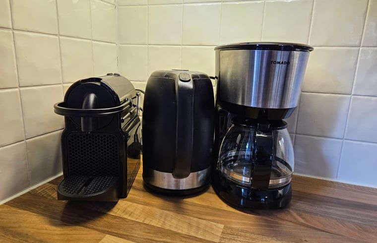 Decoratieve borden in Huisje in Garderen, vakantiehuis op de Veluwe, Gelderland.