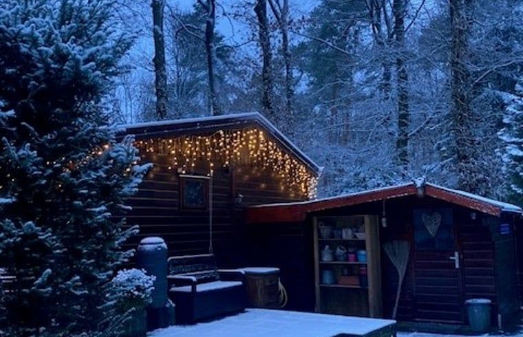 Gezellig winteruitzicht bij Vakantiehuisje in Garderen, Veluwe, met verlichte terrasomgeving in Gelderland.