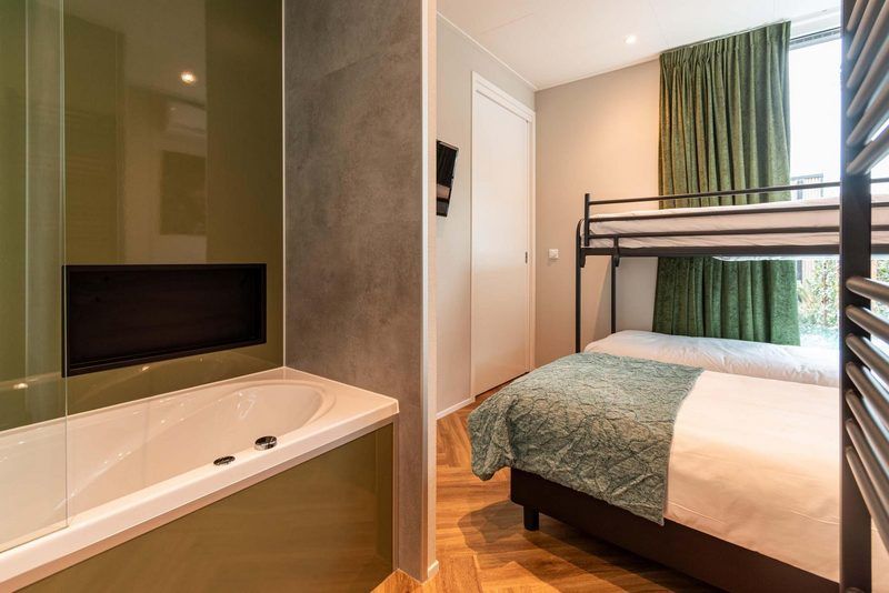 Comfortabele slaapkamer met stapelbed in Veluwe hoeve 2+3 personen Wellness, Garderen, Gelderland.