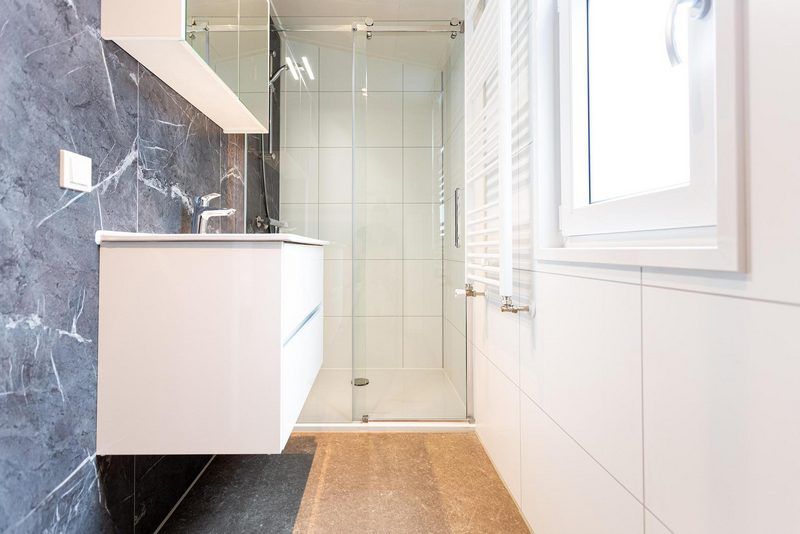 Moderne badkamer in Silva 4 personen Wellness vakantiehuis, Garderen, Veluwe, met inloopdouche.