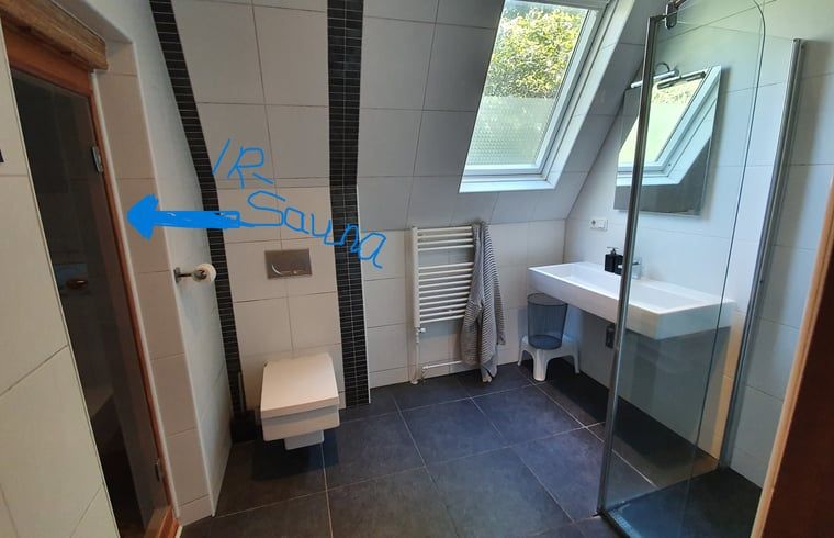 Badkamer met infraroodsauna in Huisje in Elspeet, vakantiehuis op de Veluwe, Gelderland.