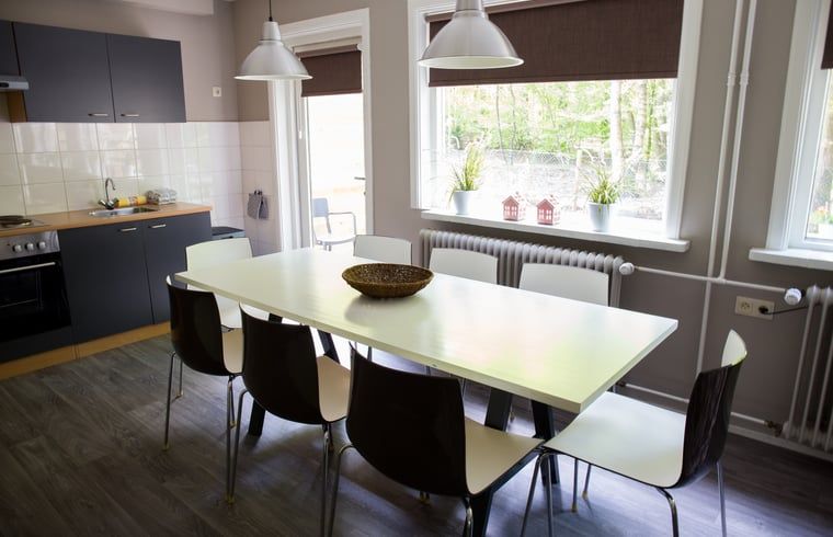 Moderne badkamer met douche in Huisje in Elspeet, vakantiehuis op de Veluwe, Gelderland, ideaal voor een ontspannen verblijf in de natuur.