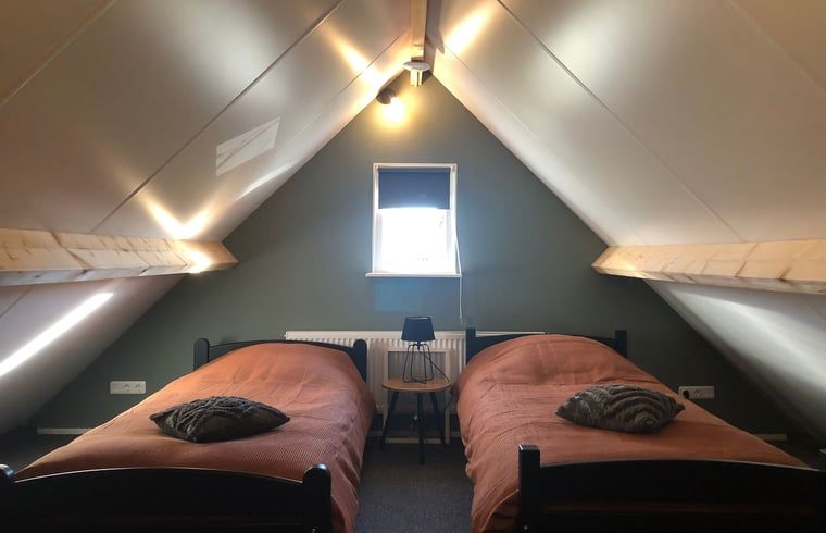 Bedroom with two single beds in Holiday home in 't Harde, Veluwe, Gelderland.