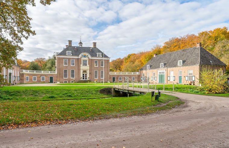 Vacation home in 't Harde, Veluwe, Gelderland offers stunning views of a historic manor house surrounded by autumn colors.
