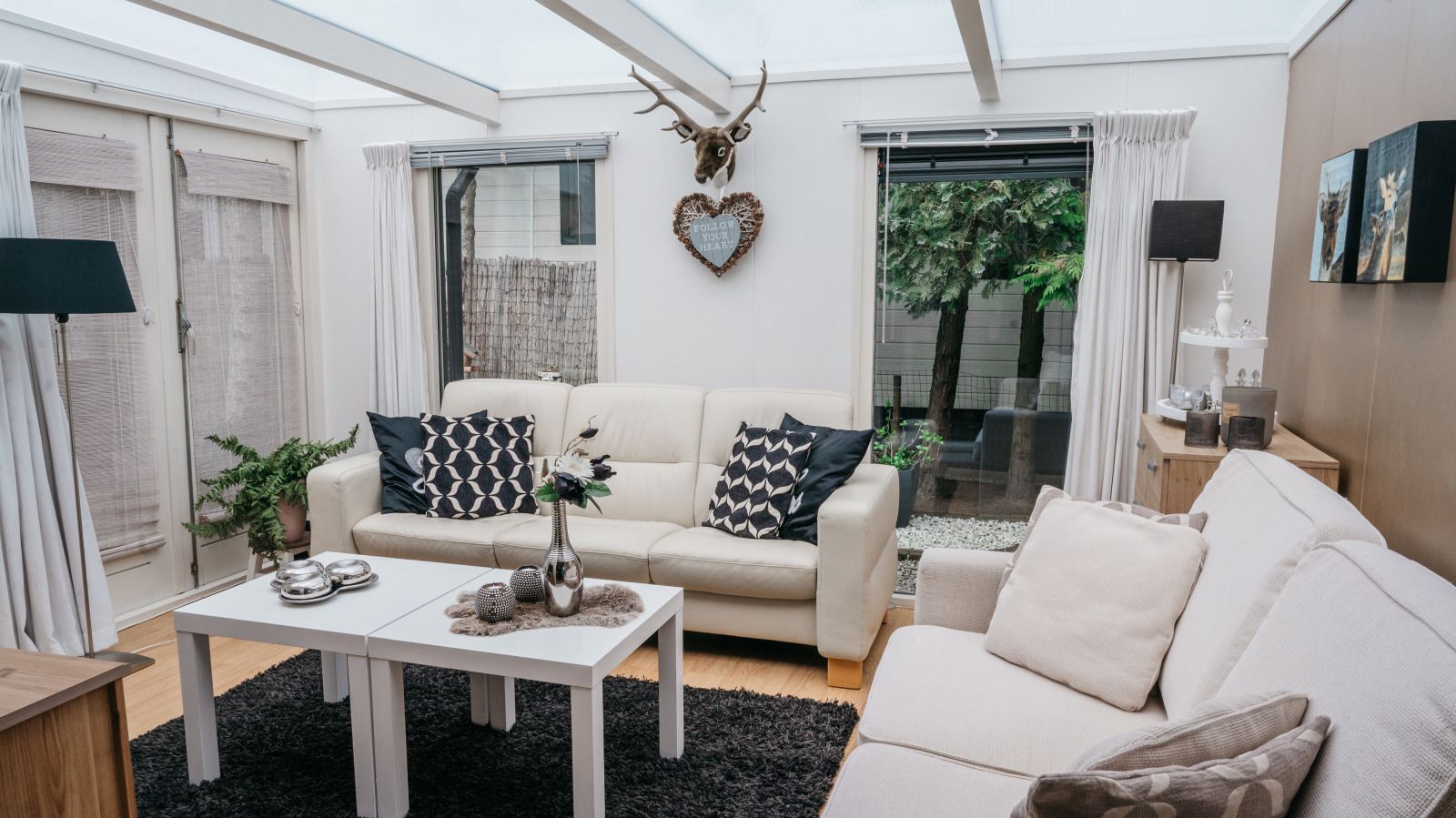 Cozy dining area in DG256 vacation home in Putten, Veluwe, Gelderland.