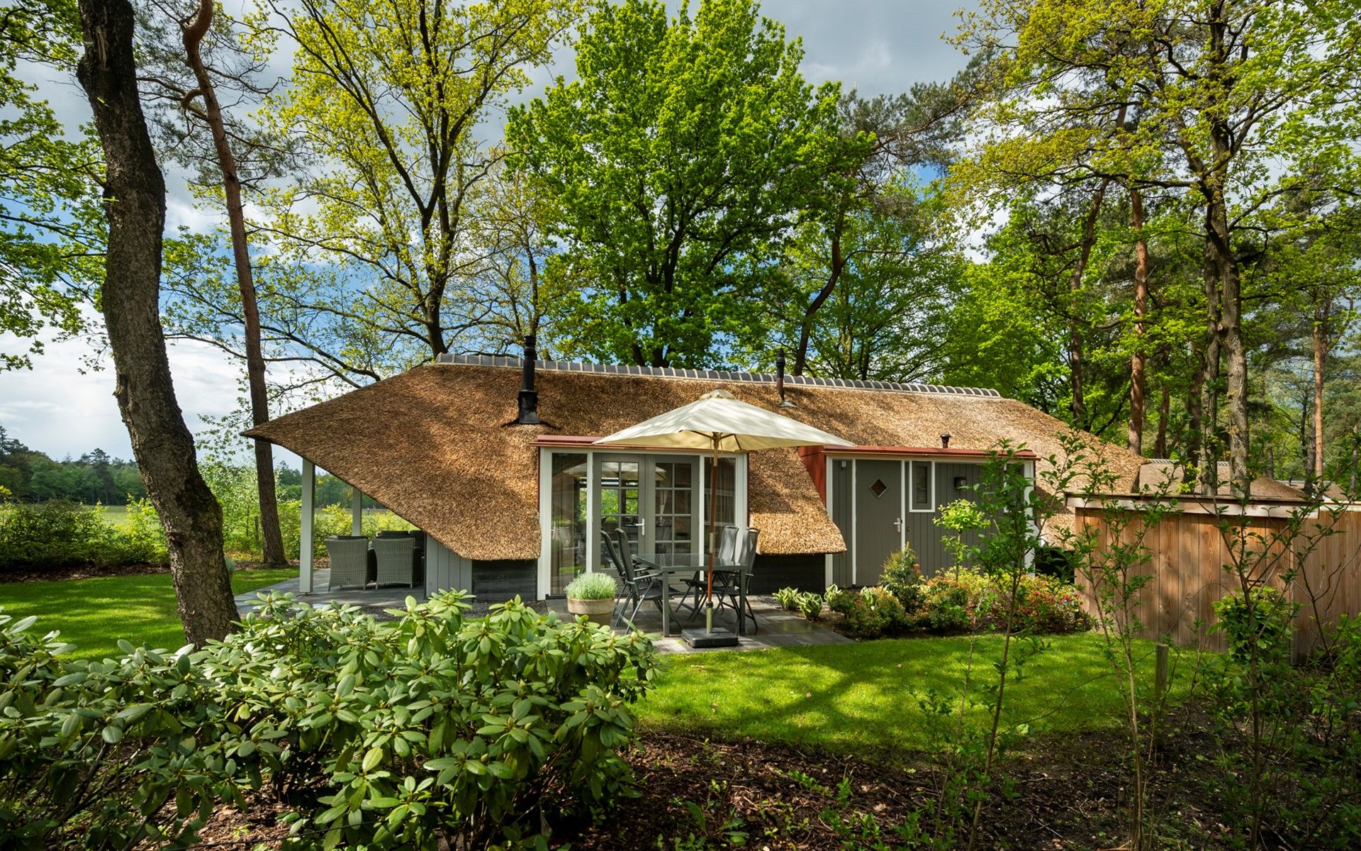 Charming vacation home Holiday home Sprielderbosch 12 'De Kuifmees' in Putten, Veluwe, surrounded by green nature.