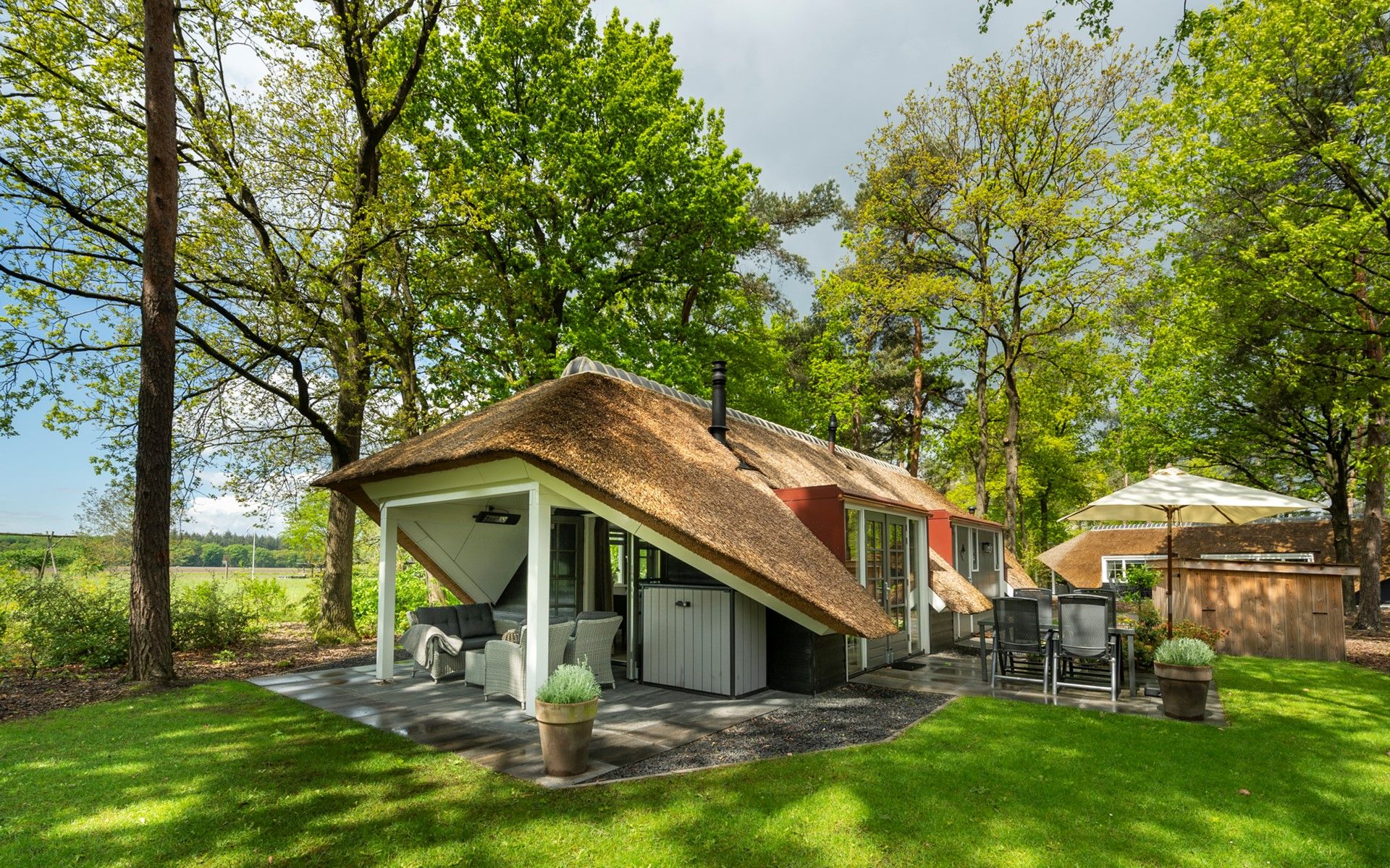 Cozy terrace at Holiday home Sprielderbosch 12 'De Kuifmees', vacation home in Putten, Veluwe, ideal for relaxation.