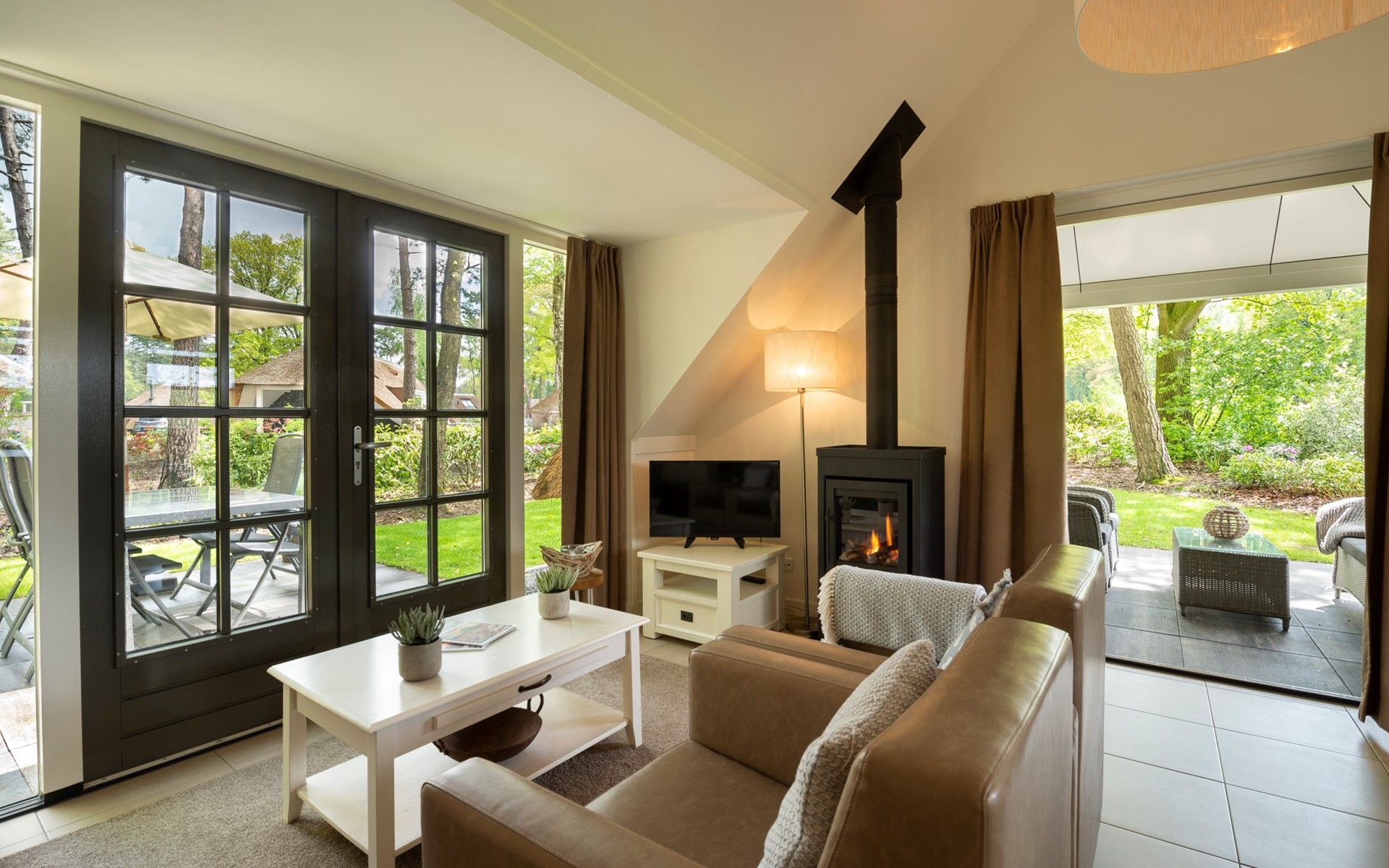 Cozy living room with fireplace in Holiday home Sprielderbosch 12 'De Kuifmees', vacation home in Putten, Veluwe.