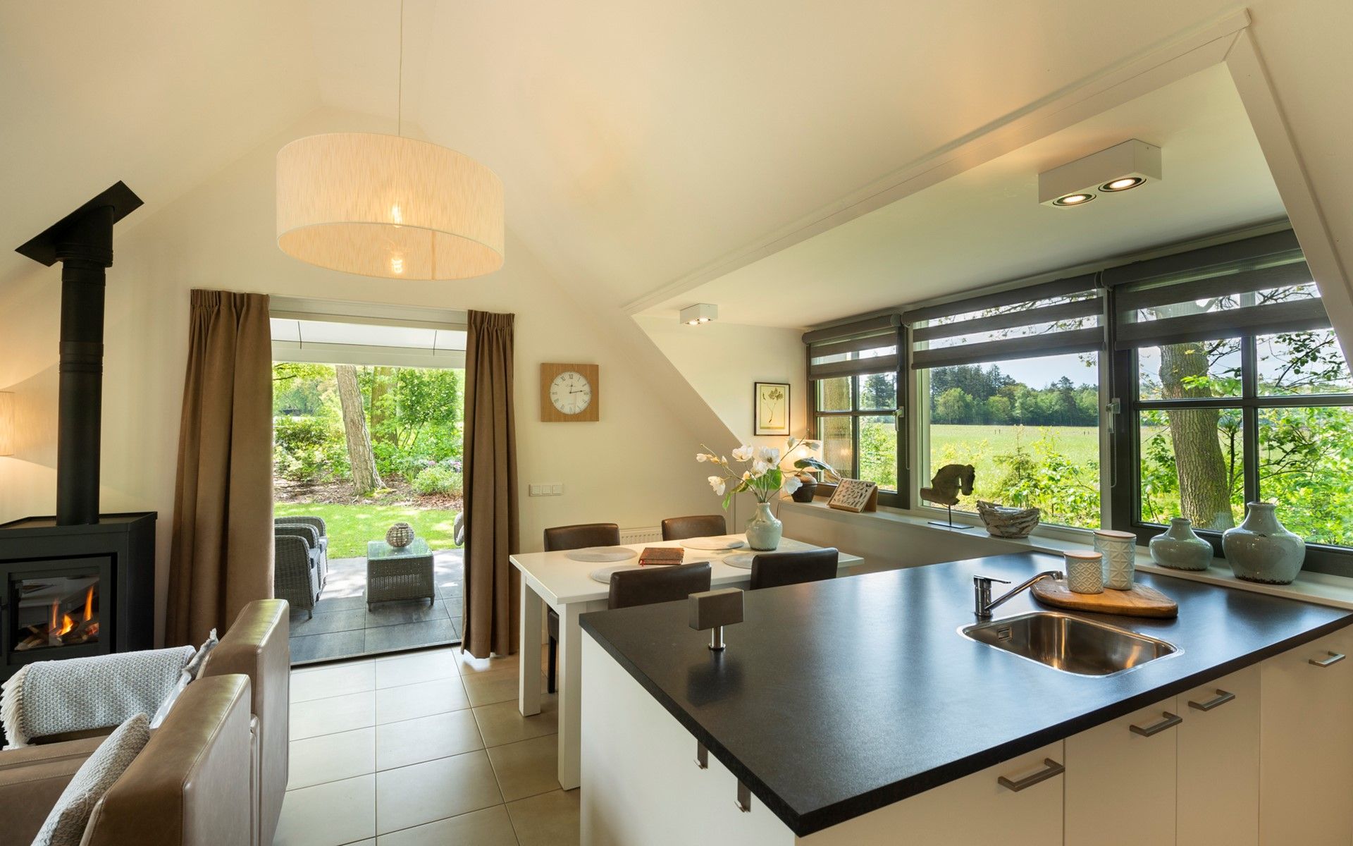 Bright dining area in Holiday home Sprielderbosch 12 'De Kuifmees', cozy vacation home in Putten, Veluwe.