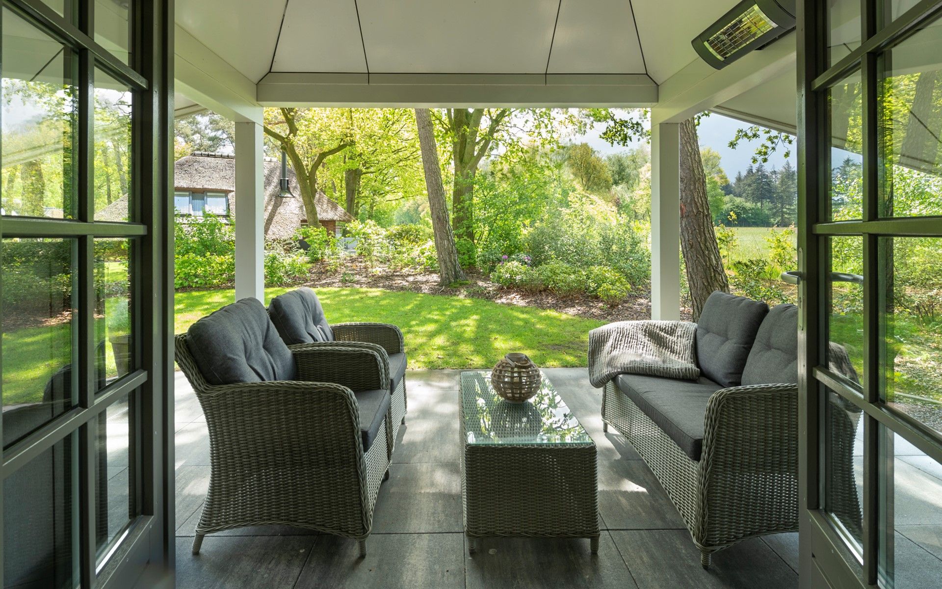 Covered terrace with garden furniture in Holiday home Sprielderbosch 12 'De Kuifmees', vacation home in the Veluwe, Putten.