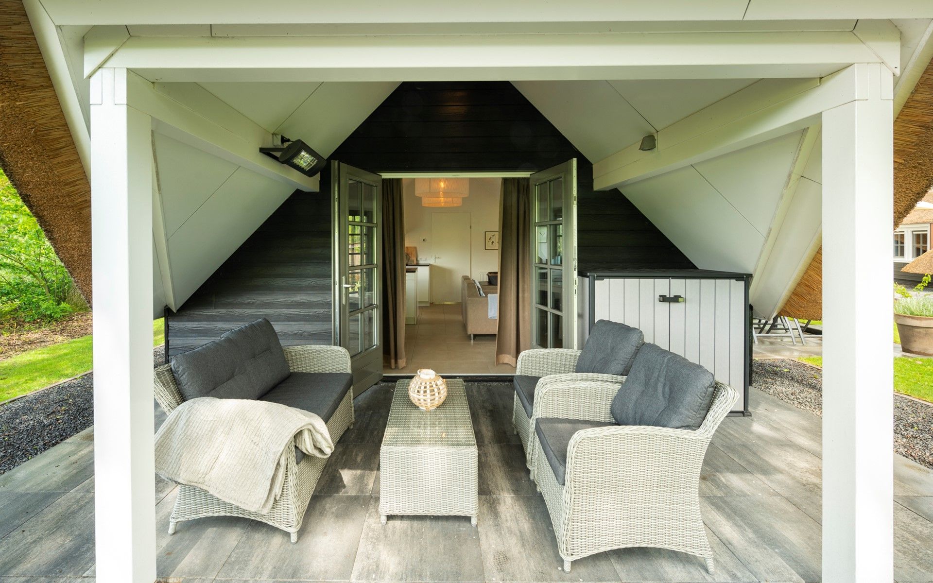 Cozy veranda in Holiday home Sprielderbosch 12 'De Kuifmees', vacation home in Putten, Veluwe, perfect for relaxation.