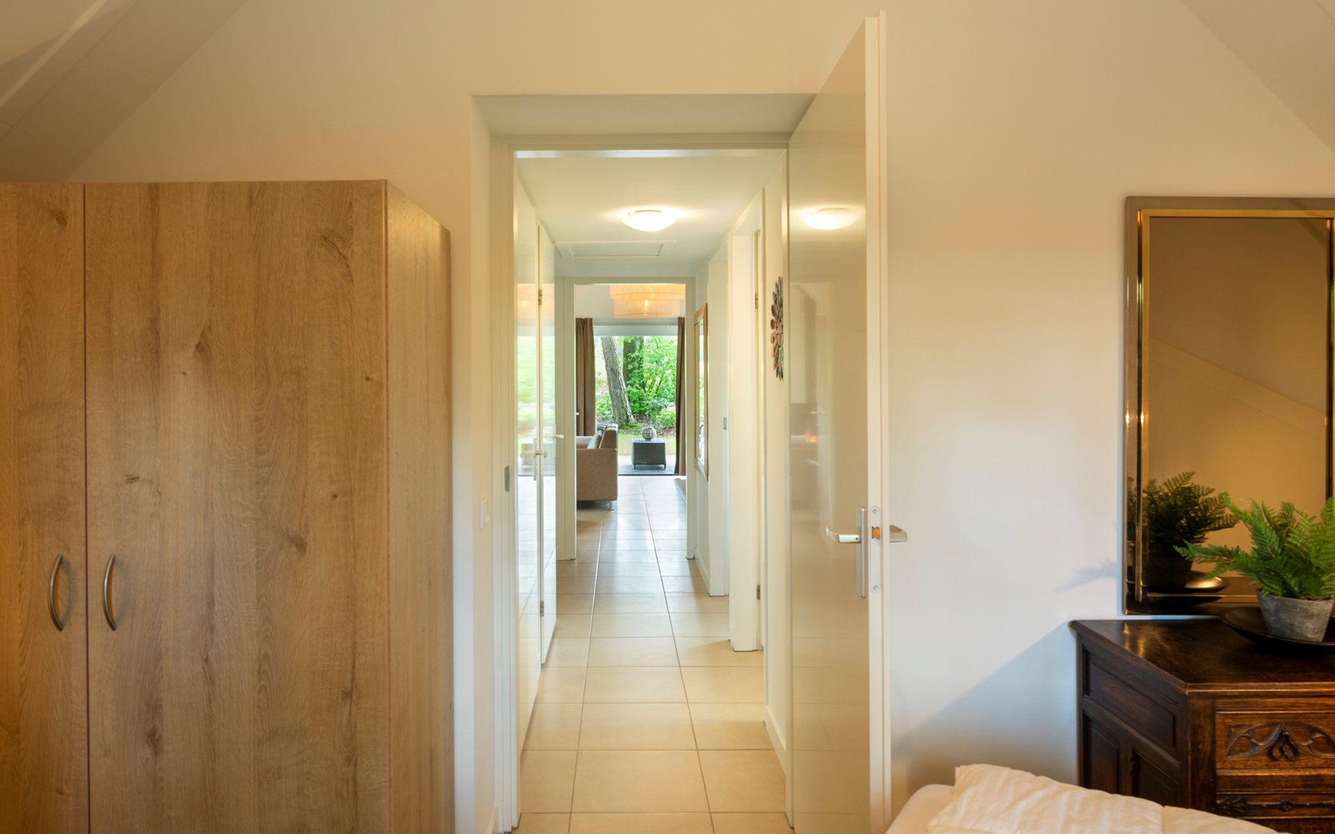 Bright hallway in Holiday home Sprielderbosch 12 'De Kuifmees', vacation home in Putten, Veluwe, with access to the garden.