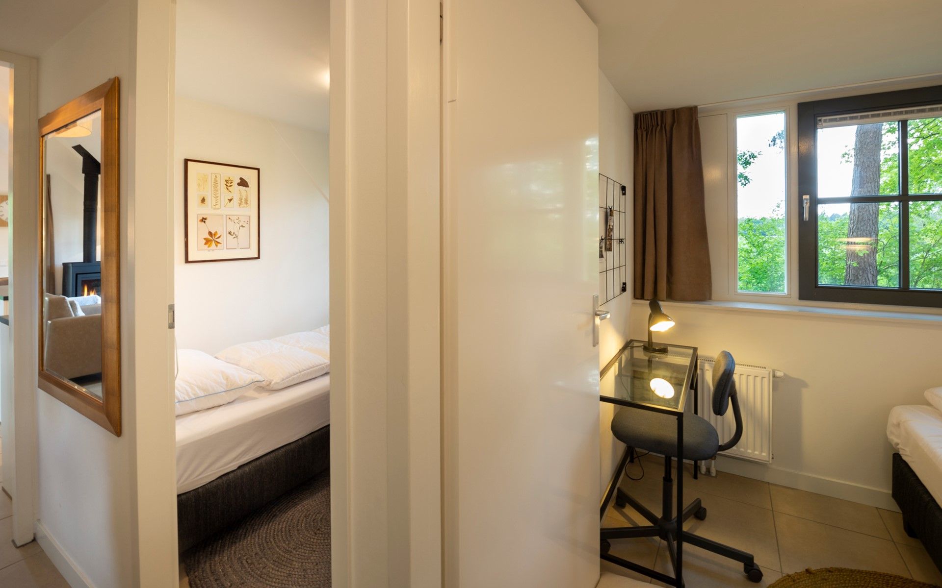 Stylish office in Holiday home Sprielderbosch 12 'De Kuifmees', vacation home in Putten, Veluwe, ideal for work.