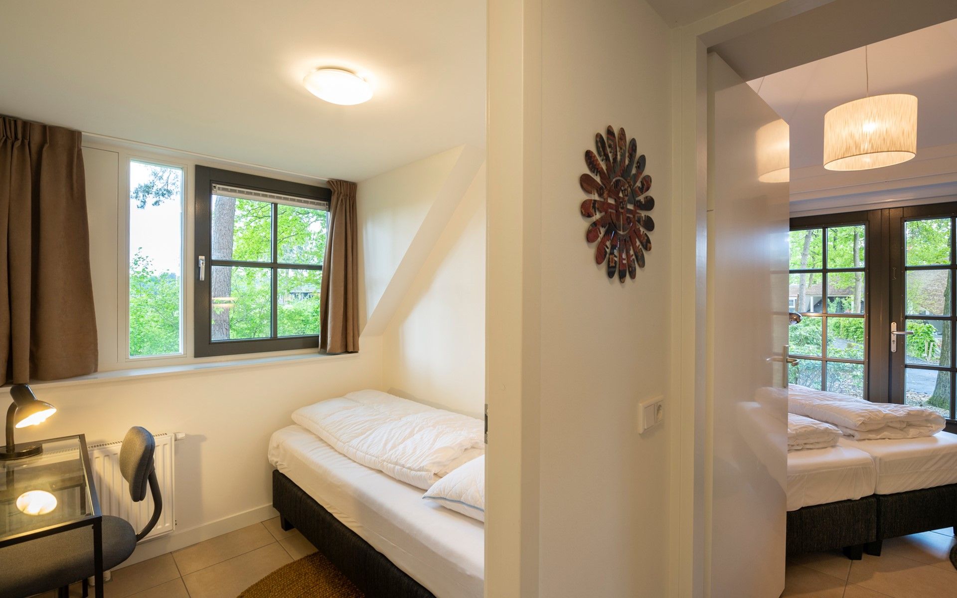 Bright bedroom with desk in Holiday home Sprielderbosch 12 'De Kuifmees', vacation home in Putten, Veluwe.