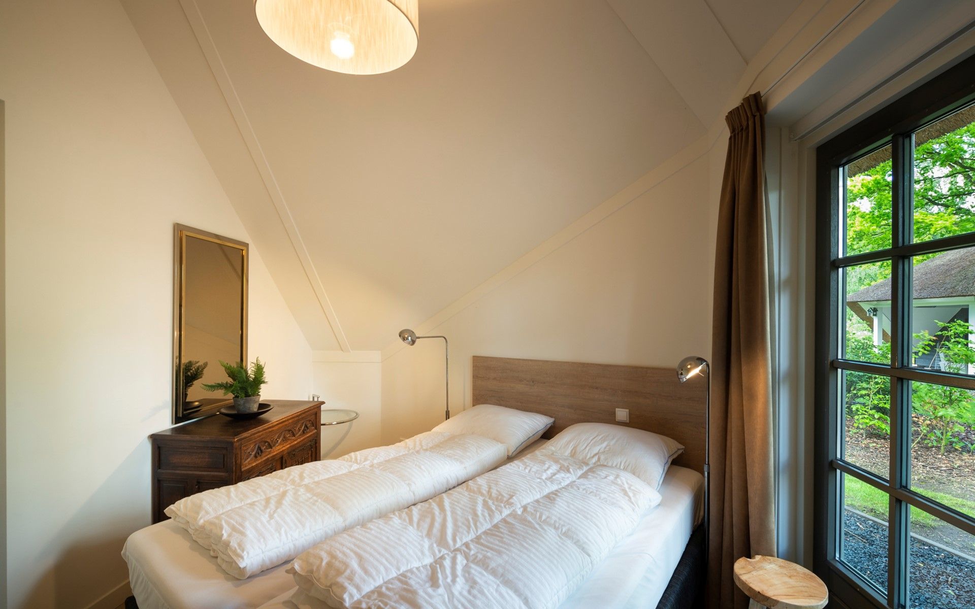 Spacious bedroom with double bed in Holiday home Sprielderbosch 12 'De Kuifmees', vacation home on the Veluwe, Putten.
