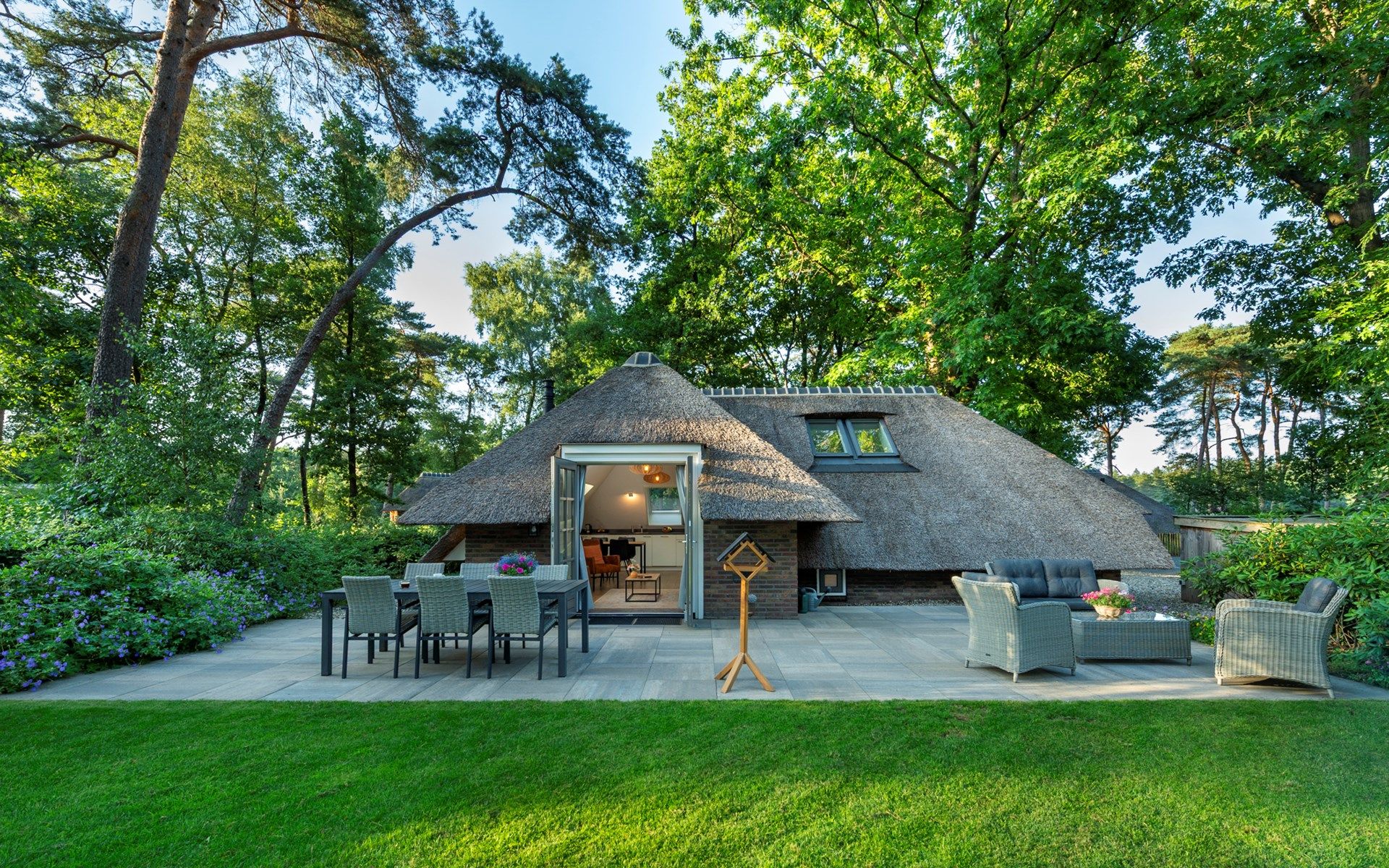 Ferienhaus Sprielderbosch 23 De Zwijnenstal, charmantes Ferienhaus in Putten, Veluwe mit Reetdach und grossem Garten.