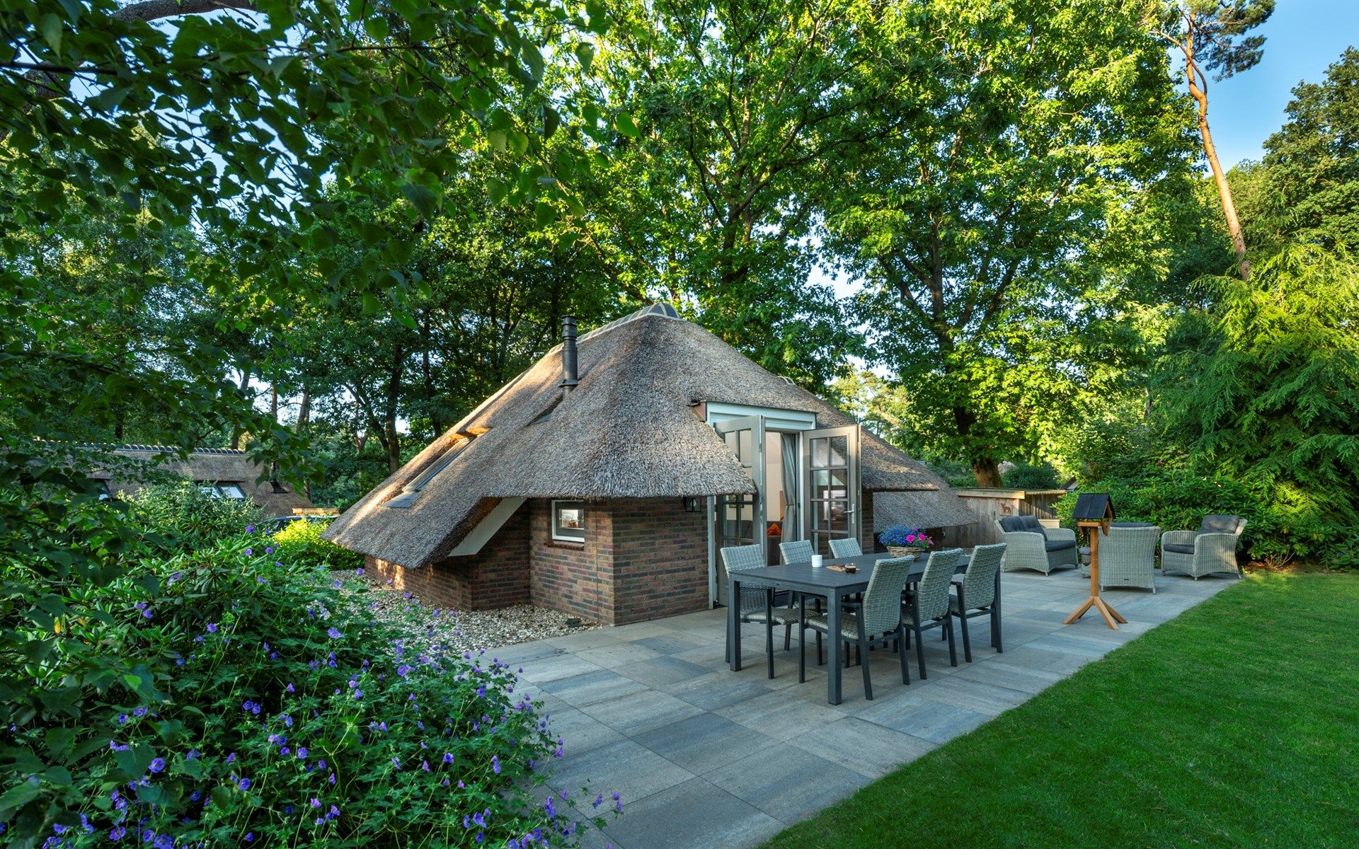 Gemuetliche Terrasse im Holiday home Sprielderbosch 23 De Zwijnenstal, Ferienhaus in der Natur von Putten, Veluwe.