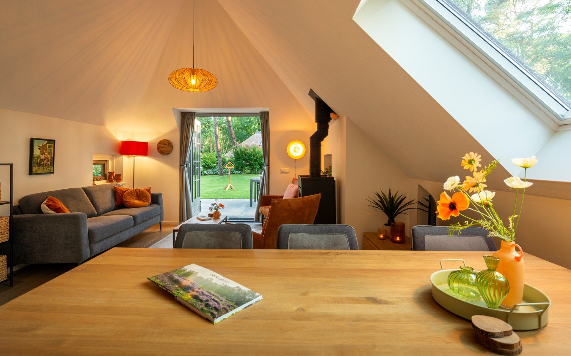 Esstisch und Wohnzimmer im Ferienhaus Sprielderbosch 23 De Zwijnenstal, Ferienhaus an der Veluwe in Putten.