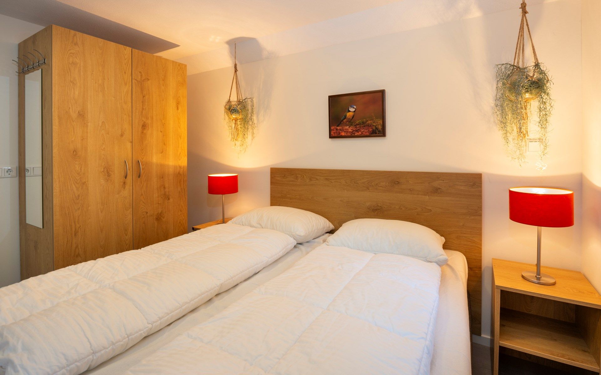 Schlafzimmer mit dekorativen Elementen in Ferienhaus Sprielderbosch 23 De Zwijnenstal, Ferienhaus in Putten, Veluwe.