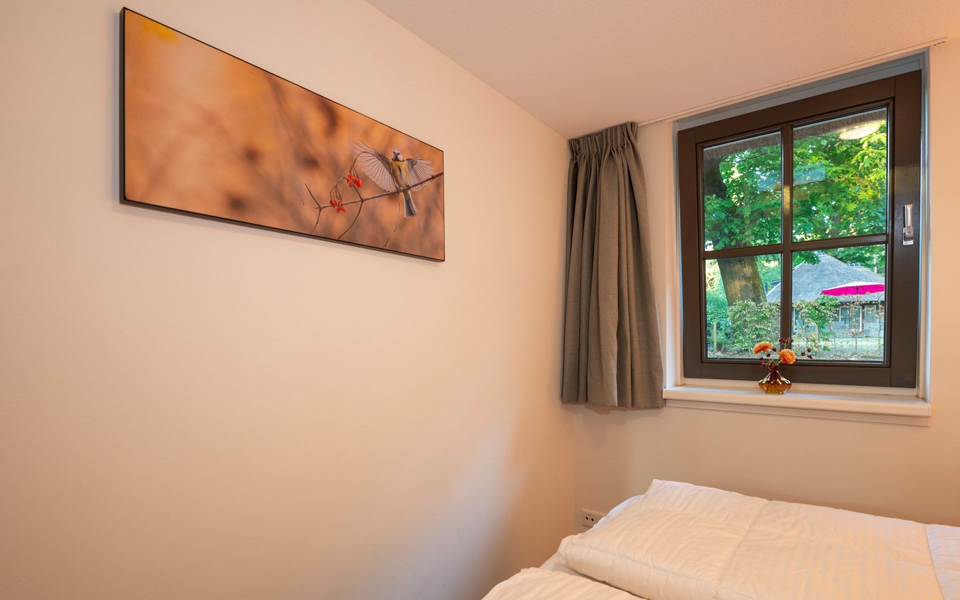 Fenster mit Aussicht im Schlafzimmer des Ferienhauses Sprielderbosch 23 De Zwijnenstal, Ferienhaus in der Veluwe.