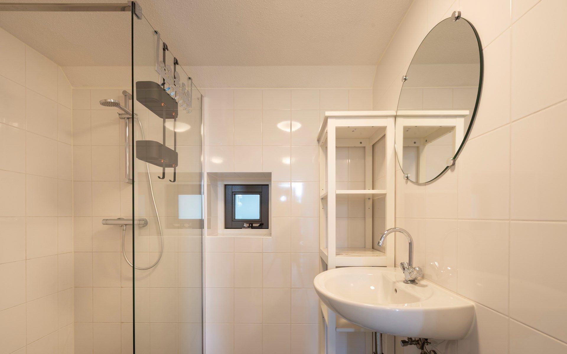 Stylish bathroom in Holiday home Sprielderbosch 5 De Bosuil in Putten, Veluwe with modern amenities.