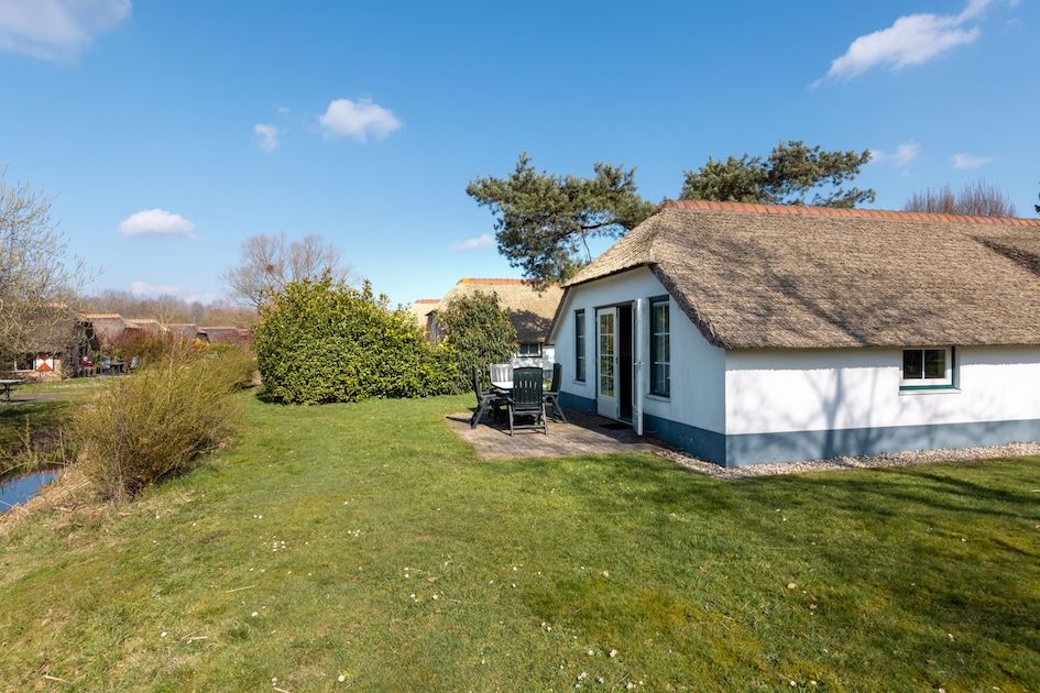 Veluwse Hoevewoning 4 in Putten, Veluwe, Gelderland. Charming bungalow with thatched roof, terrace and green garden in natural surroundings.