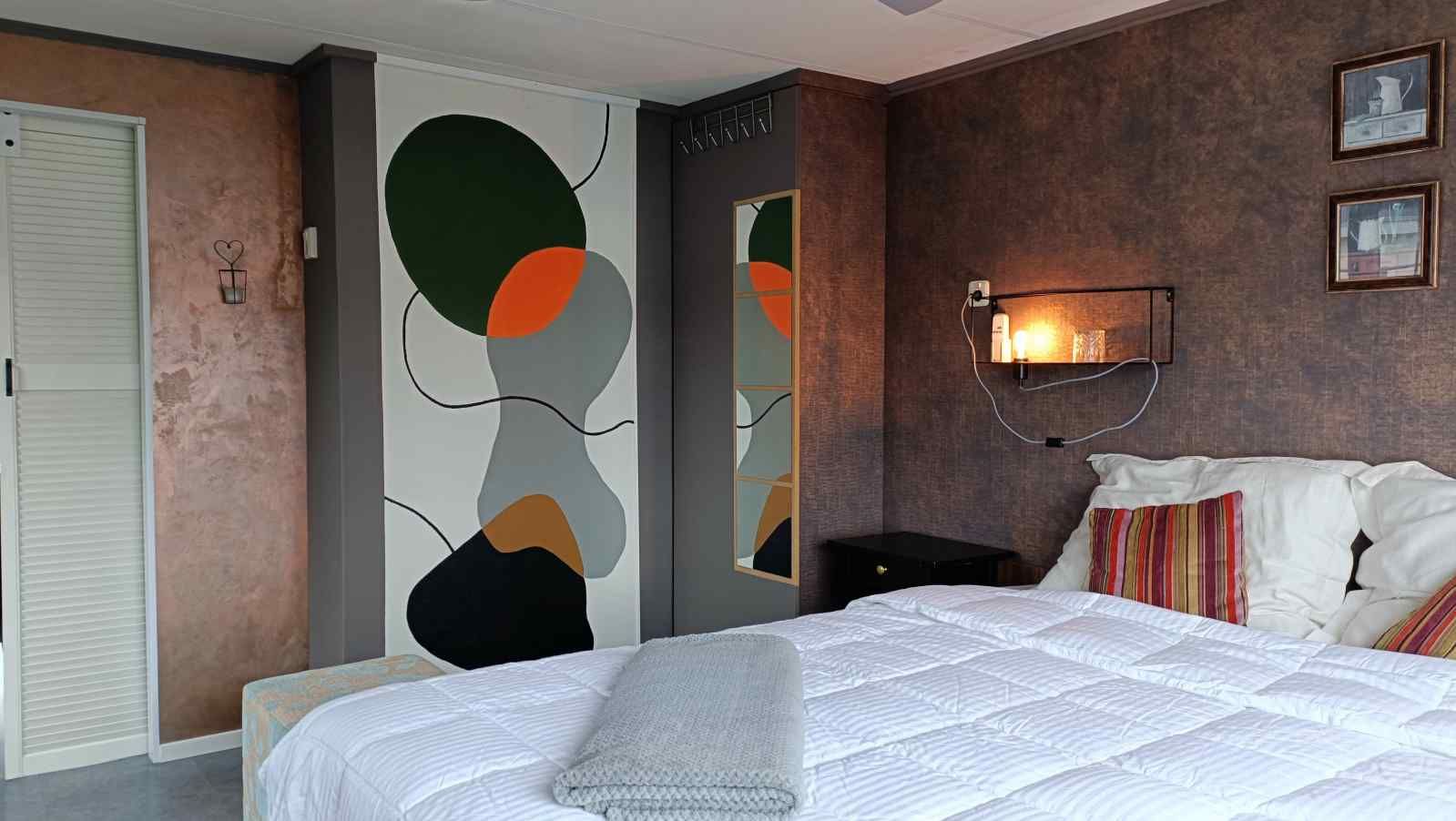 Large garden at DG1546 vacation home in Putten Veluwe, ideal for outdoor activities.