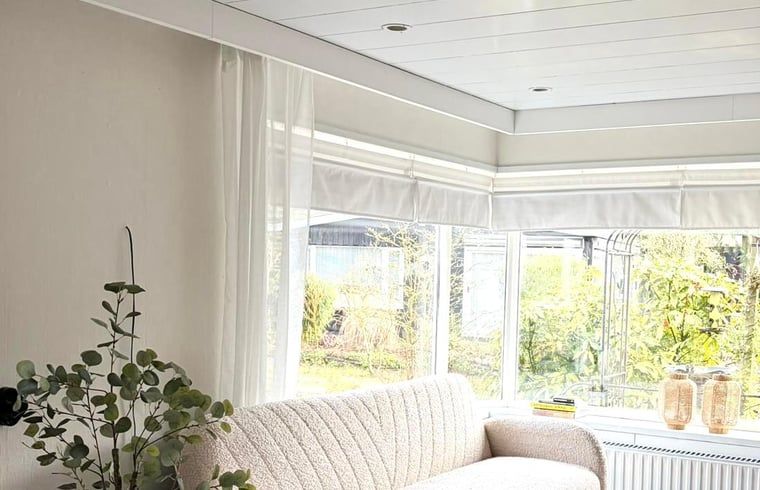 Stilvolle Badezimmerdekoration im Ferienhaus in Putten, Veluwe, mit moderner Kunst und natuerlichen Elementen im Ferienhaus in Gelderland.