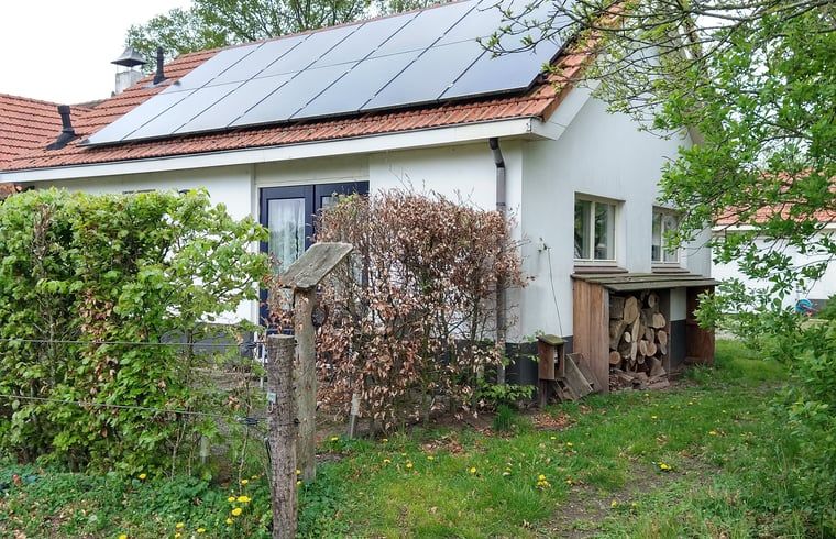 Ferienhaus in Putten, Veluwe, Gelderland mit Sonnenkollektoren und gruener Umgebung, ideal fuer einen nachhaltigen Urlaub.