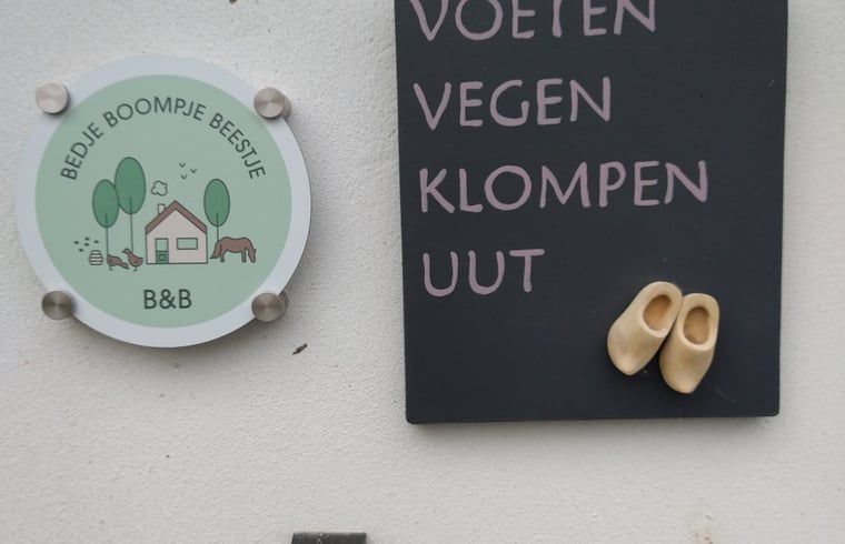 Willkommen im Ferienhaus in Putten, einem charmanten Ferienhaus in Veluwe, Gelderland, mit einem einladenden Schild am Eingang.