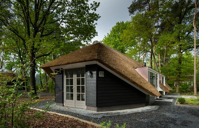 Charmantes Ferienhaus Cottage in Putten in der Veluwe, Gelderland. Geniessen Sie die rustikale Umgebung und das Reetdach inmitten der Natur.