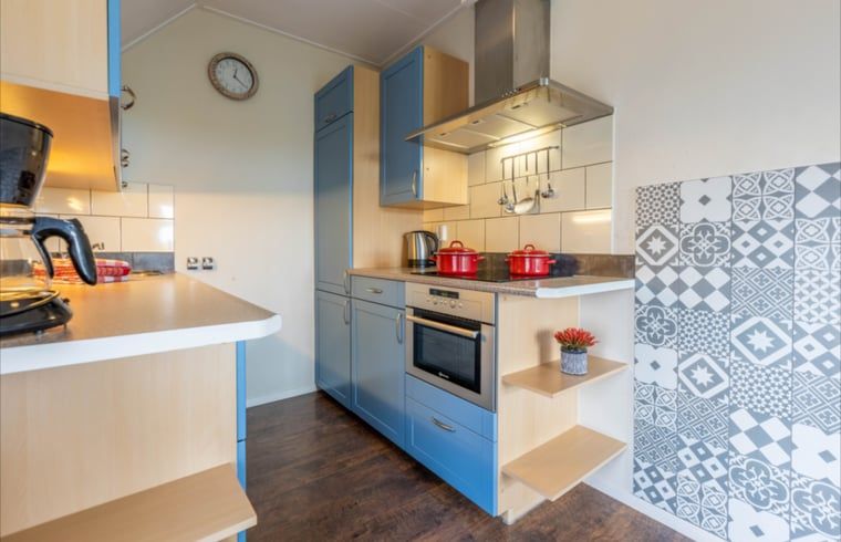 Modern kitchen in Holiday cottage in Wezep Oldebroek, Veluwe, Gelderland with blue cabinets.