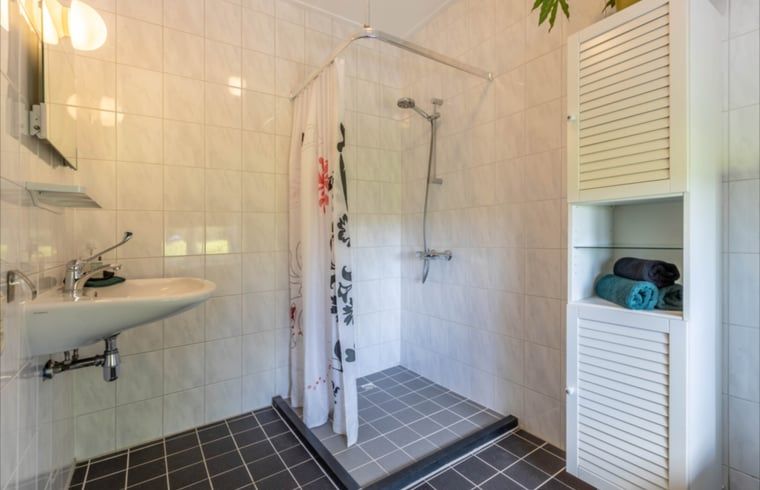 Modern bathroom with shower in Holiday cottage in Wezep Oldebroek, Veluwe, Gelderland.