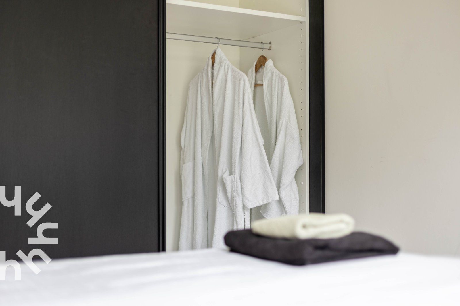 Gemuetliches Wohnzimmer im Ferienhaus DG814, Voorthuizen, Veluwe mit bequemen Sitzgelegenheiten.