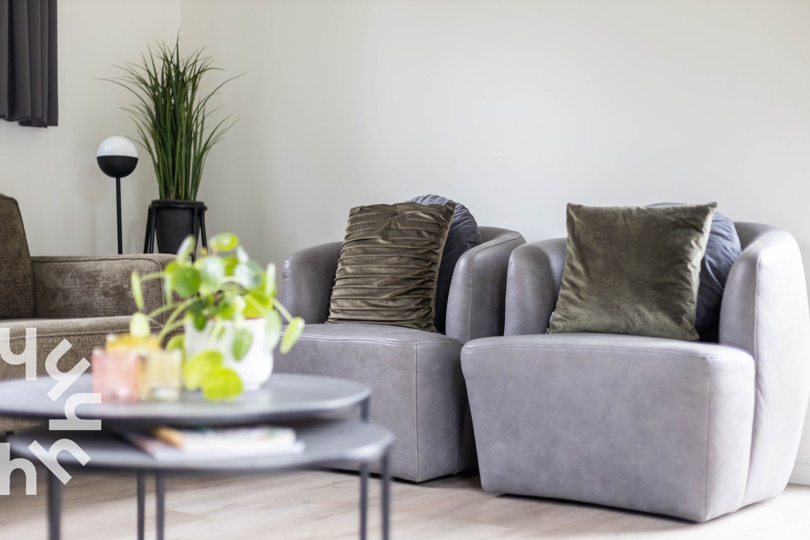 Schlafzimmer mit Doppelbett im Ferienhaus DG814, Voorthuizen, Veluwe mit Blick auf die Natur.
