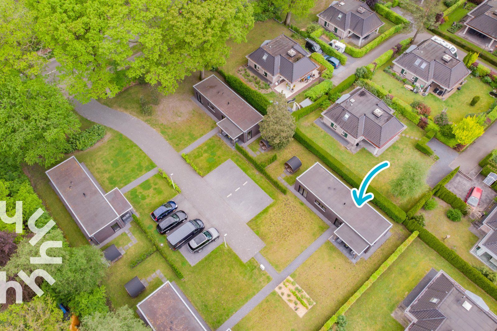 Garderobe mit Bademaenteln im Ferienhaus DG814, Voorthuizen, Veluwe fuer zusaetzlichen Komfort.