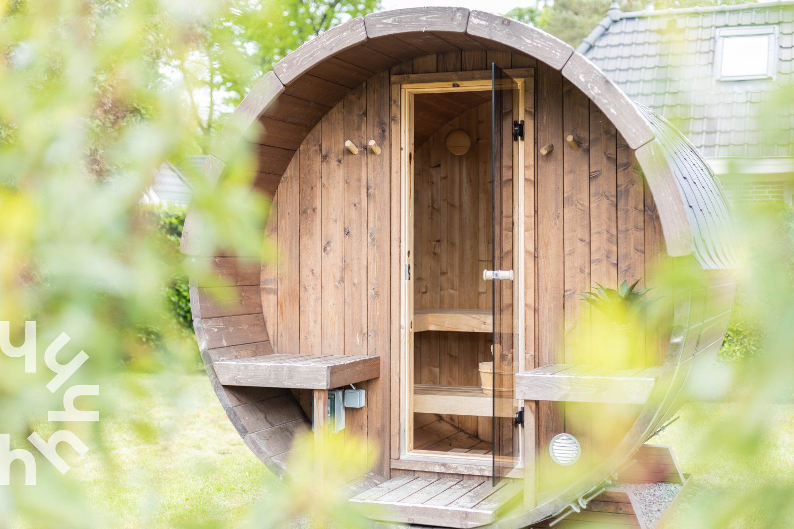 Geraeumiges Schlafzimmer im Ferienhaus DG814, Voorthuizen, Veluwe mit grossen Fenstern.