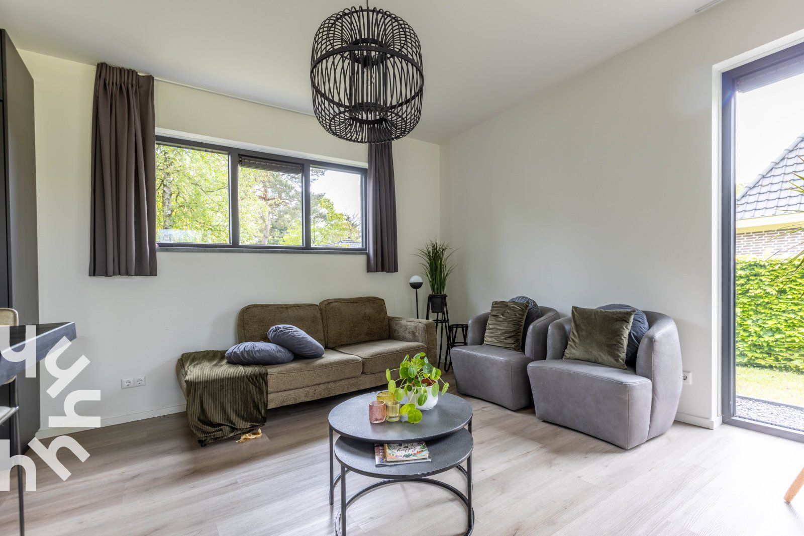 Terrasse im Ferienhaus DG814, Voorthuizen, Veluwe mit Blick auf den gruenen Garten.