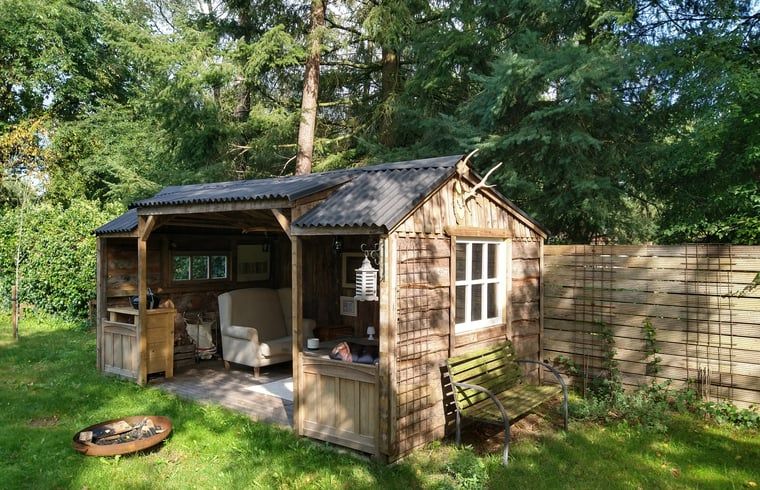 Holzschild mit Aufschrift am Ferienhaus in Voorthuizen, Veluwe, Gelderland, Ferienhaus mit natuerlichem Charme.