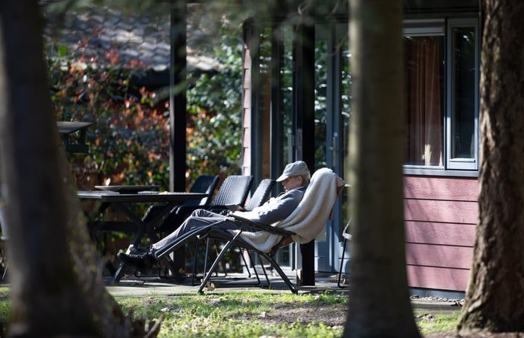 Relaxen op het terras van Vakantiehuis in Voorthuizen, Veluwe. Geniet van de zon in deze rustige vakantiewoning in Gelderland.
